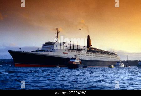 Australien. Kreuzfahrtschiff Queen Elizabeth 2nd (QEII) im Hafen von Sydney. 1985. Stockfoto
