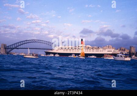 Australien. Kreuzfahrtschiff Queen Elizabeth 2nd (QEII) im Hafen von Sydney. 1985. Stockfoto