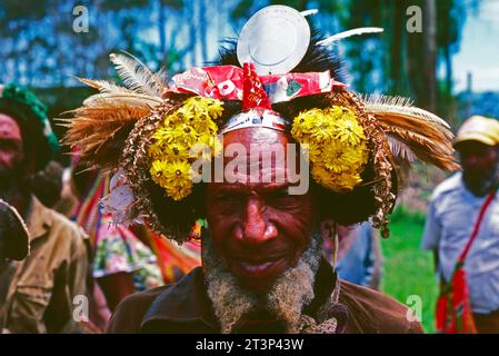 Papua-Neuguinea. Southern Highlands. Außenporträt des Stammes Huli. Stockfoto