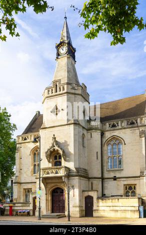 Das Banbury Town Hall an der Bridge Street ist ein viktorianisches gotisches Gebäude von E Bruner aus dem Jahr 1854 Banbury Oxfordshire England UK GB Europe Stockfoto