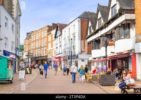 Banbury High Street Shops und People Shopping auf der High Street Banbury Oxfordshire England UK GB Europe Stockfoto