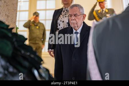 20223026 Nationalfeiertag 2023 Kranzniederlegung BP Van der Bellen WIEN, OESTERREICH - 26. OKTOBER: Bundespraesident der Republik Oesterreich Alexander Van der Bellen waehrend der Kranzniederlegung des Oesterreichischen Bundespraesidenten anlaesslich der offiziellen Feierlichkeiten am Nationalfeiertag 2023 beim aeusseren Burgtor am Wiener Heldenplatz am 26. OKTOBER. Oktober 2023 in Wien, Oesterreich. 231026 SEPA 17 023 Copyright: XIsabellexOuvrardx SEPAxMedia Credit: Imago/Alamy Live News Stockfoto