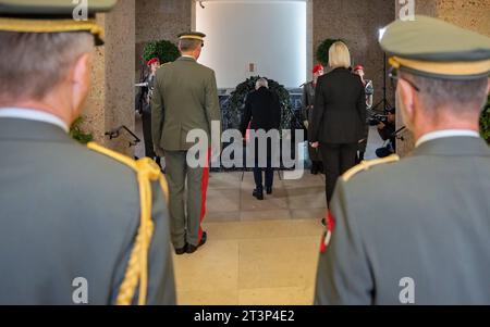 20223026 Nationalfeiertag 2023 Kranzniederlegung BP Van der Bellen WIEN, OESTERREICH - 26. OKTOBER: Bundespraesident der Republik Oesterreich Alexander Van der Bellen und Bundesministerin für Landesverteidigung Klaudia Tanner OeVP waehrend der Kranzniederlegung des Oesterreichischen Bundespraesidenten anlaesslich der offiziellen Feierlichkeiten am Nationalfeiertag 2023 beim aeusseren Burgtor am Wiener Heldenplatz am 26. Oktober 2023 in Wien, Oesterreich. 231026 SEPA 17 019 Copyright: XIsabellexOuvrardx SEPAxMedia Credit: Imago/Alamy Live News Stockfoto