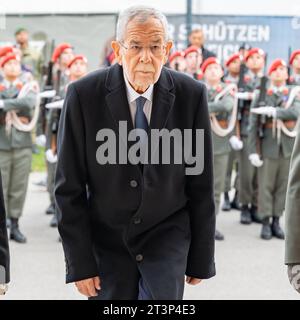 20223026 Nationalfeiertag 2023 Kranzniederlegung BP Van der Bellen WIEN, OESTERREICH - 26. OKTOBER: Bundespraesident der Republik Oesterreich Alexander Van der Bellen waehrend der Kranzniederlegung des Oesterreichischen Bundespraesidenten anlaesslich der offiziellen Feierlichkeiten am Nationalfeiertag 2023 beim aeusseren Burgtor am Wiener Heldenplatz am 26. OKTOBER. Oktober 2023 in Wien, Oesterreich. 231026 SEPA 17 017 Copyright: XIsabellexOuvrardx SEPAxMedia Credit: Imago/Alamy Live News Stockfoto