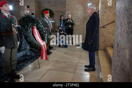 20223026 Nationalfeiertag 2023 Kranzniederlegung BP Van der Bellen WIEN, OESTERREICH - 26. OKTOBER: Bundespraesident der Republik Oesterreich Alexander Van der Bellen waehrend der Kranzniederlegung des Oesterreichischen Bundespraesidenten anlaesslich der offiziellen Feierlichkeiten am Nationalfeiertag 2023 beim aeusseren Burgtor am Wiener Heldenplatz am 26. OKTOBER. Oktober 2023 in Wien, Oesterreich. 231026 SEPA 17 022 Copyright: XIsabellexOuvrardx SEPAxMedia Credit: Imago/Alamy Live News Stockfoto