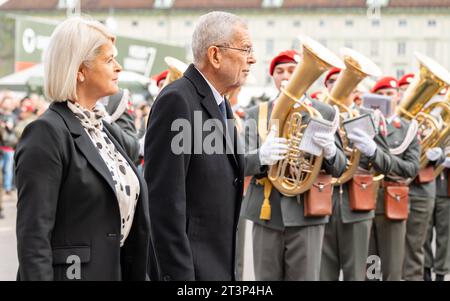 20223026 Nationalfeiertag 2023 Kranzniederlegung BP Van der Bellen WIEN, OESTERREICH - 26. OKTOBER: Bundesministerin für Landesverteidigung Klaudia Tanner OeVP und Bundespraesident der Republik Oesterreich Alexander Van der Bellen waehrend der Kranzniederlegung des Oesterreichischen Bundespraesidenten anlaesslich der offiziellen Feierlichkeiten am Nationalfeiertag 2023 beim aeusseren Burgtor am Wiener Heldenplatz am 26. Oktober 2023 in Wien, Oesterreich. 231026 SEPA 17 013 Copyright: XIsabellexOuvrardx SEPAxMedia Credit: Imago/Alamy Live News Stockfoto