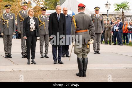 20223026 Nationalfeiertag 2023 Kranzniederlegung BP Van der Bellen WIEN, OESTERREICH - 26. OKTOBER: Bundesministerin für Landesverteidigung Klaudia Tanner OeVP und Bundespraesident der Republik Oesterreich Alexander Van der Bellen waehrend der Kranzniederlegung des Oesterreichischen Bundespraesidenten anlaesslich der offiziellen Feierlichkeiten am Nationalfeiertag 2023 beim aeusseren Burgtor am Wiener Heldenplatz am 26. Oktober 2023 in Wien, Oesterreich. 231026 SEPA 17 009 Copyright: XIsabellexOuvrardx SEPAxMedia Credit: Imago/Alamy Live News Stockfoto