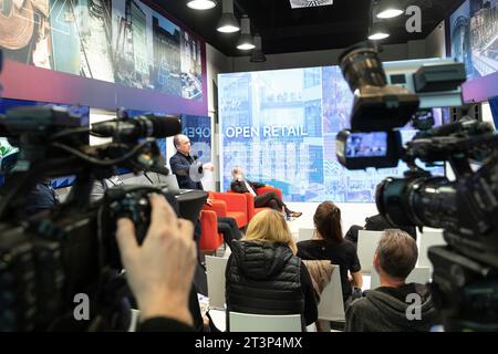 Olomouc, Tschechische Republik. Oktober 2023. Pressekonferenz zur geplanten Erweiterung der Galerie Santovka in Olmütz. Der britische Architekt Robert Bishop stellt den Plan vor, im Hintergrund der Projektinvestor, Olomouc-Geschäftsmann Richard Moravek, in Olomouc, Tschechische Republik, 26. Oktober 2023. Quelle: Stanislav Helona/CTK Photo/Alamy Live News Stockfoto