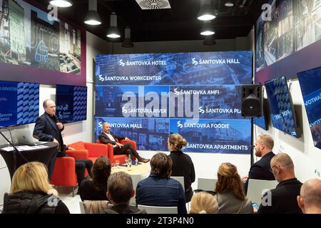 Olomouc, Tschechische Republik. Oktober 2023. Pressekonferenz zur geplanten Erweiterung der Galerie Santovka in Olmütz. Der britische Architekt Robert Bishop stellt den Plan vor, im Hintergrund der Projektinvestor, Olomouc-Geschäftsmann Richard Moravek, in Olomouc, Tschechische Republik, 26. Oktober 2023. Quelle: Stanislav Helona/CTK Photo/Alamy Live News Stockfoto