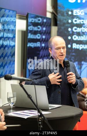 Olomouc, Tschechische Republik. Oktober 2023. Pressekonferenz zur geplanten Erweiterung der Galerie Santovka in Olmütz. Der britische Architekt Robert Bishop präsentiert den Plan am 26. Oktober 2023 in Olomouc (Tschechische Republik). Quelle: Stanislav Helona/CTK Photo/Alamy Live News Stockfoto