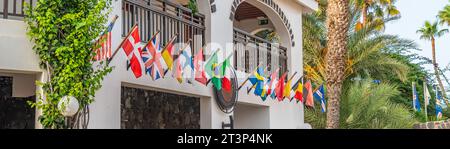 Flaggen der europäischen Länder vor einem Hotelgebäude auf den Kapverdischen Inseln Stockfoto