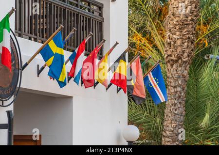 Flaggen der europäischen Länder vor einem Hotelgebäude auf den Kapverdischen Inseln Stockfoto