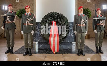 20223026 Nationalfeiertag 2023 Kranzniederlegung BP Van der Bellen WIEN, OESTERREICH - 26. OKTOBER: Die Krypta nach der Kranzniederlegung des Oesterreichischen Bundespraesidenten Alexander Van der Bellen anlaesslich der offiziellen Feierlichkeiten am Nationalfeiertag 2023 beim aeusseren Burgtor am Wiener Heldenplatz am 26. OKTOBER. Oktober 2023 in Wien, Oesterreich. 231026 SEPA 17 025 Copyright: XIsabellexOuvrardx SEPAxMedia Credit: Imago/Alamy Live News Stockfoto