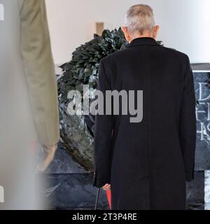 20223026 Nationalfeiertag 2023 Kranzniederlegung BP Van der Bellen WIEN, OESTERREICH - 26. OKTOBER: Bundespraesident der Republik Oesterreich Alexander Van der Bellen waehrend der Kranzniederlegung des Oesterreichischen Bundespraesidenten anlaesslich der offiziellen Feierlichkeiten am Nationalfeiertag 2023 beim aeusseren Burgtor am Wiener Heldenplatz am 26. OKTOBER. Oktober 2023 in Wien, Oesterreich. 231026 SEPA 17 020 Copyright: XIsabellexOuvrardx SEPAxMedia Credit: Imago/Alamy Live News Stockfoto