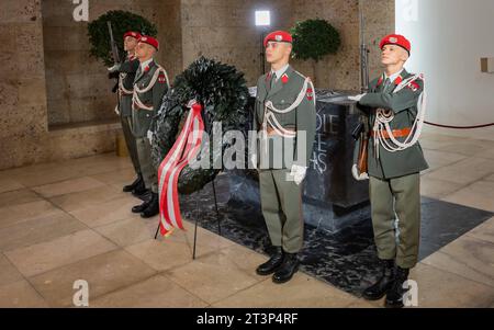 20223026 Nationalfeiertag 2023 Kranzniederlegung BP Van der Bellen WIEN, OESTERREICH - 26. OKTOBER: Die Krypta nach der Kranzniederlegung des Oesterreichischen Bundespraesidenten Alexander Van der Bellen anlaesslich der offiziellen Feierlichkeiten am Nationalfeiertag 2023 beim aeusseren Burgtor am Wiener Heldenplatz am 26. OKTOBER. Oktober 2023 in Wien, Oesterreich. 231026 SEPA 17 026 Copyright: XIsabellexOuvrardx SEPAxMedia Credit: Imago/Alamy Live News Stockfoto