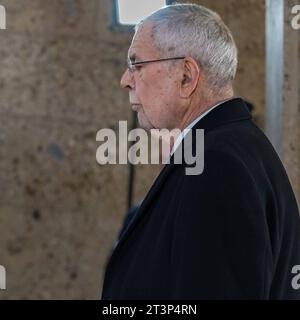 20223026 Nationalfeiertag 2023 Kranzniederlegung BP Van der Bellen WIEN, OESTERREICH - 26. OKTOBER: Bundespraesident der Republik Oesterreich Alexander Van der Bellen waehrend der Kranzniederlegung des Oesterreichischen Bundespraesidenten anlaesslich der offiziellen Feierlichkeiten am Nationalfeiertag 2023 beim aeusseren Burgtor am Wiener Heldenplatz am 26. OKTOBER. Oktober 2023 in Wien, Oesterreich. 231026 SEPA 17 021 Copyright: XIsabellexOuvrardx SEPAxMedia Credit: Imago/Alamy Live News Stockfoto