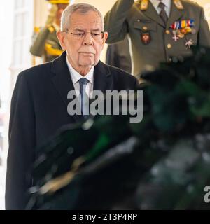 20223026 Nationalfeiertag 2023 Kranzniederlegung BP Van der Bellen WIEN, OESTERREICH - 26. OKTOBER: Bundespraesident der Republik Oesterreich Alexander Van der Bellen waehrend der Kranzniederlegung des Oesterreichischen Bundespraesidenten anlaesslich der offiziellen Feierlichkeiten am Nationalfeiertag 2023 beim aeusseren Burgtor am Wiener Heldenplatz am 26. OKTOBER. Oktober 2023 in Wien, Oesterreich. 231026 SEPA 17 024 Copyright: XIsabellexOuvrardx SEPAxMedia Credit: Imago/Alamy Live News Stockfoto