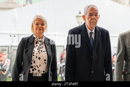 20223026 Nationalfeiertag 2023 Kranzniederlegung BP Van der Bellen WIEN, OESTERREICH - 26. OKTOBER: Bundesministerin für Landesverteidigung Klaudia Tanner OeVP und Bundespraesident der Republik Oesterreich Alexander Van der Bellen waehrend der Kranzniederlegung des Oesterreichischen Bundespraesidenten anlaesslich der offiziellen Feierlichkeiten am Nationalfeiertag 2023 beim aeusseren Burgtor am Wiener Heldenplatz am 26. Oktober 2023 in Wien, Oesterreich. 231026 SEPA 17 018 Copyright: XIsabellexOuvrardx SEPAxMedia Credit: Imago/Alamy Live News Stockfoto