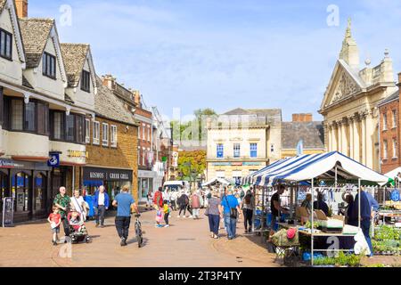 Banbury Market Place mit wöchentlichem Samstagmarkt und Farmers Market mit Marktständen in Banbury Oxfordshire England Großbritannien GB Europa Stockfoto