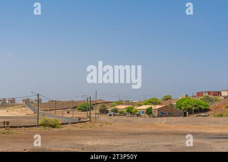 Landschaft an der Ostküste von Sal Island in Kap Verde mit einer Straße und Gebäuden im Hintergrund Stockfoto