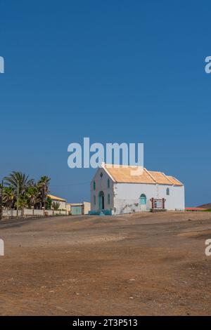 Kirche der alten Dame des Mitgefühls auf Sal Island in Pedra de Lume, Kap Verde, vertikal Stockfoto