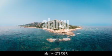 Aus der Vogelperspektive des Faro die Capo Comino. Berühmter Leuchtturm an der Ostküste Sardiniens im Sommer. Stockfoto