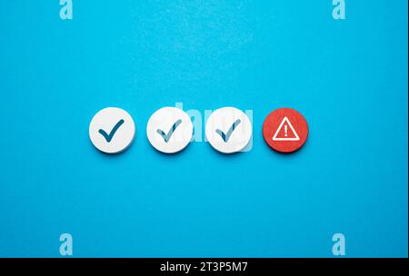 Validierungsfehler. Problemwarnung. Bei einer Prüfung wurde ein unbekanntes Problem festgestellt. Fehlerkorrektur. Es stimmt etwas nicht. Sicherheit am Arbeitsplatz. Potentielle Ri Stockfoto