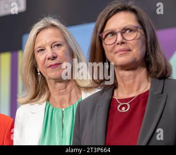 Vlnr Katja Wildermuth, Intendantin Bayerischer Rundfunk/BR und Ilse Aigner, Bayerische Landtagspraesidentin, bei den Medientagen München MTM 23 Foto vom 26.10.2023. NUR REDAKTIONELLE VERWENDUNG *** Vlnr Katja Wildermuth, Direktorin des Bayerischen Rundfunks BR und Ilse Aigner, Präsidentin des Bayerischen Landtags, bei den Medientagen München MTM 23 Foto vom 26 10 2023 REDAKTIONELLE VERWENDUNG NUR Copyright: epd-bild/TheoxKlein 231026 TK Medientage 59 Credit: Imago/Alamy Live News Stockfoto