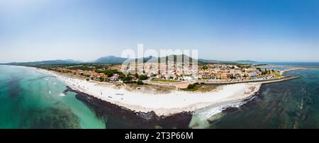 La Caletta an der Ostküste Sardiniens, Italien. Panoramablick aus der Vogelperspektive auf das berühmte touristische Dorf und den Strand im Sommer. Stockfoto