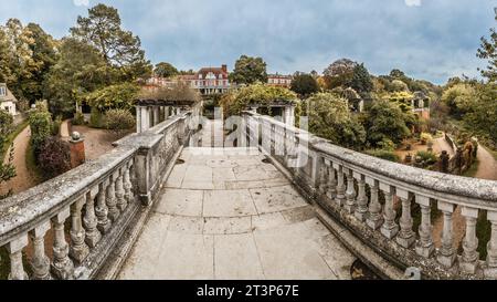 Panoramablick auf den Hill Garden und Pergola im Herbst. Stockfoto