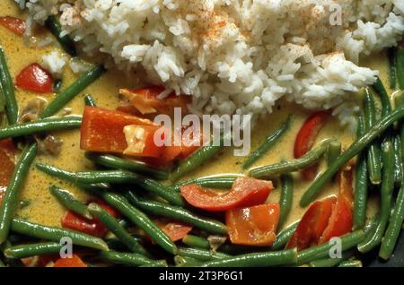 31.03.2005 asiatische Küche asiatische Küche/ Thailändische Küche/ grüne Bohnen und Paprika mit Zwieben, Knoblauch, Curry, Kurkuma, Chili, Koriander und andere Gewürzen, in Kokosmilch mit Reis *** 31 03 2005 asiatische Küche asiatische Küche thailändische Küche grüne Bohnen und Paprika mit Zwiebeln, Knoblauch, Curry, Kurkuma, Chili, Koriander und andere Gewürze, in Kokosnussmilch mit Reis Credit: Imago/Alamy Live News Stockfoto