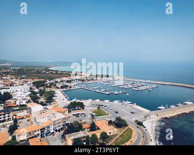 La Caletta an der Ostküste Sardiniens, Italien. Panoramablick aus der Vogelperspektive auf den Hafen im Sommer. Stockfoto