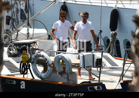 Deck Crew arbeitet an einer Superyacht zur Vorbereitung für Gäste - Barcelona Spanien 31. Juli 2023 Stockfoto