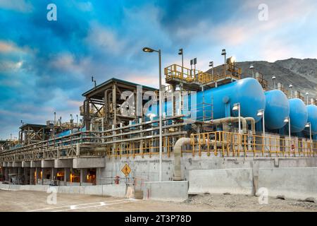 Wassertanks und Umkehrosmosegeräte in einer Entsalzungsanlage. Stockfoto