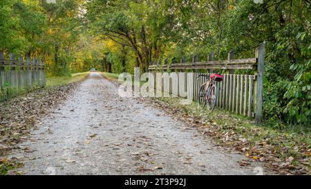 Auf dem Katy Trail in der Nähe von Marthasville, Missouri, in herbstlicher Landschaft Stockfoto