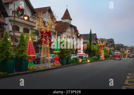 Natal Luz - Weihnachtsdekoration in Gramado Main Street - Gramado, Rio Grande do Sul, Brasilien Stockfoto