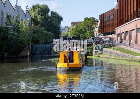 Sonniger Spätsommertag am Regent's Canal in Camden Town, London England, Großbritannien Stockfoto