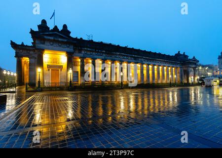 Abendlicher Blick auf das Kunstmuseum der Royal Scottish Academy mit Flutlicht im Regen in Edinburgh, Schottland, Großbritannien Stockfoto