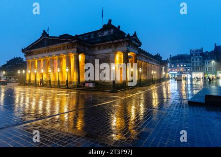 Abendlicher Blick auf das Kunstmuseum der Royal Scottish Academy mit Flutlicht im Regen in Edinburgh, Schottland, Großbritannien Stockfoto