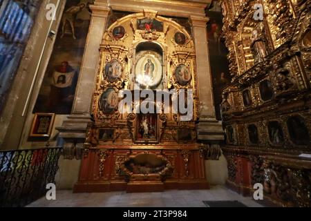 25. Oktober 2023 in Mexiko-Stadt, Mexiko: Ausstellung der Kapelle der Reliquien im Rahmen der Feierlichkeiten Allerheiligen und Allerseelen in der Metropolitan Cathedral von Mexiko-Stadt. Die Kapelle der Reliquien wurde zwischen 1610 und 1615 erbaut und war Santo Cristo de los Conquistadores geweiht. Am 25. Oktober 2023. Im Bundesstaat Mexiko. (Foto: Carlos Santiago/Eyepix Group) (Foto: Eyepix/NurPhoto)0 Stockfoto