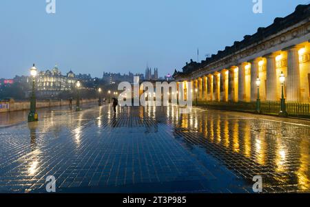 Abendlicher Blick auf das Kunstmuseum der Royal Scottish Academy mit Flutlicht im Regen in Edinburgh, Schottland, Großbritannien Stockfoto