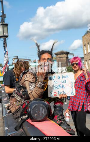 Punk posiert für Fotos und unterhält Touristen in Camden Town, London England Großbritannien Stockfoto