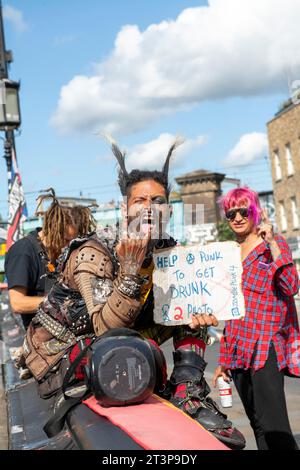 Punk posiert für Fotos und unterhält Touristen in Camden Town, London England Großbritannien Stockfoto