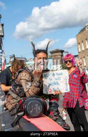 Punk posiert für Fotos und unterhält Touristen in Camden Town, London England Großbritannien Stockfoto