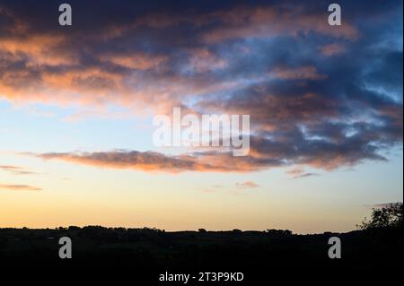 Sonnenaufgang über dem Land Stockfoto