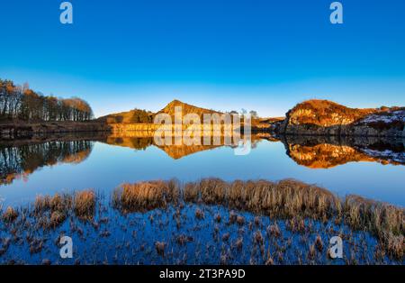 Sonnenuntergang im Winter bei Cawfields am Hadrian's Wall im Northumberland National Park, Northumberland, England, Großbritannien Stockfoto