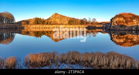 Sonnenuntergang im Winter bei Cawfields am Hadrian's Wall im Northumberland National Park, Northumberland, England, Großbritannien Stockfoto