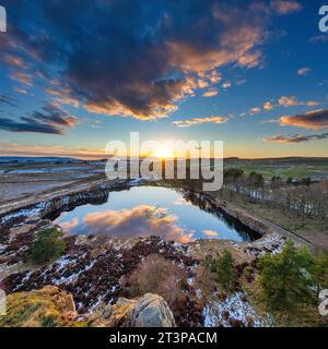 Sonnenuntergang im Winter bei Cawfields am Hadrian's Wall im Northumberland National Park, Northumberland, England, Großbritannien Stockfoto