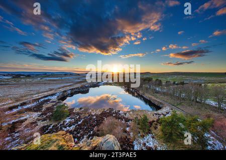 Sonnenuntergang im Winter bei Cawfields am Hadrian's Wall im Northumberland National Park, Northumberland, England, Großbritannien Stockfoto