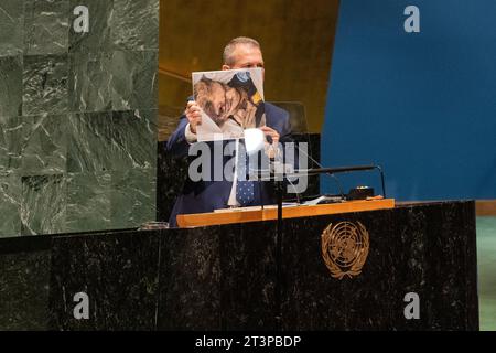 New York, USA. Oktober 2023. Botschafter und Ständiger Vertreter Israels bei den Vereinten Nationen Gilad Erdan spricht während der 39. Plenarsitzung der Generalversammlung (10. Notfall-Sondersitzung) am 26. Oktober 2023 im Hauptquartier der Vereinten Nationen in New York, während eines Fotos der getöteten israelischen Krankenschwester in ihrer medizinischen Uniform von Hamas-Terroristen. (Foto: Lev Radin/SIPA USA) Credit: SIPA USA/Alamy Live News Stockfoto